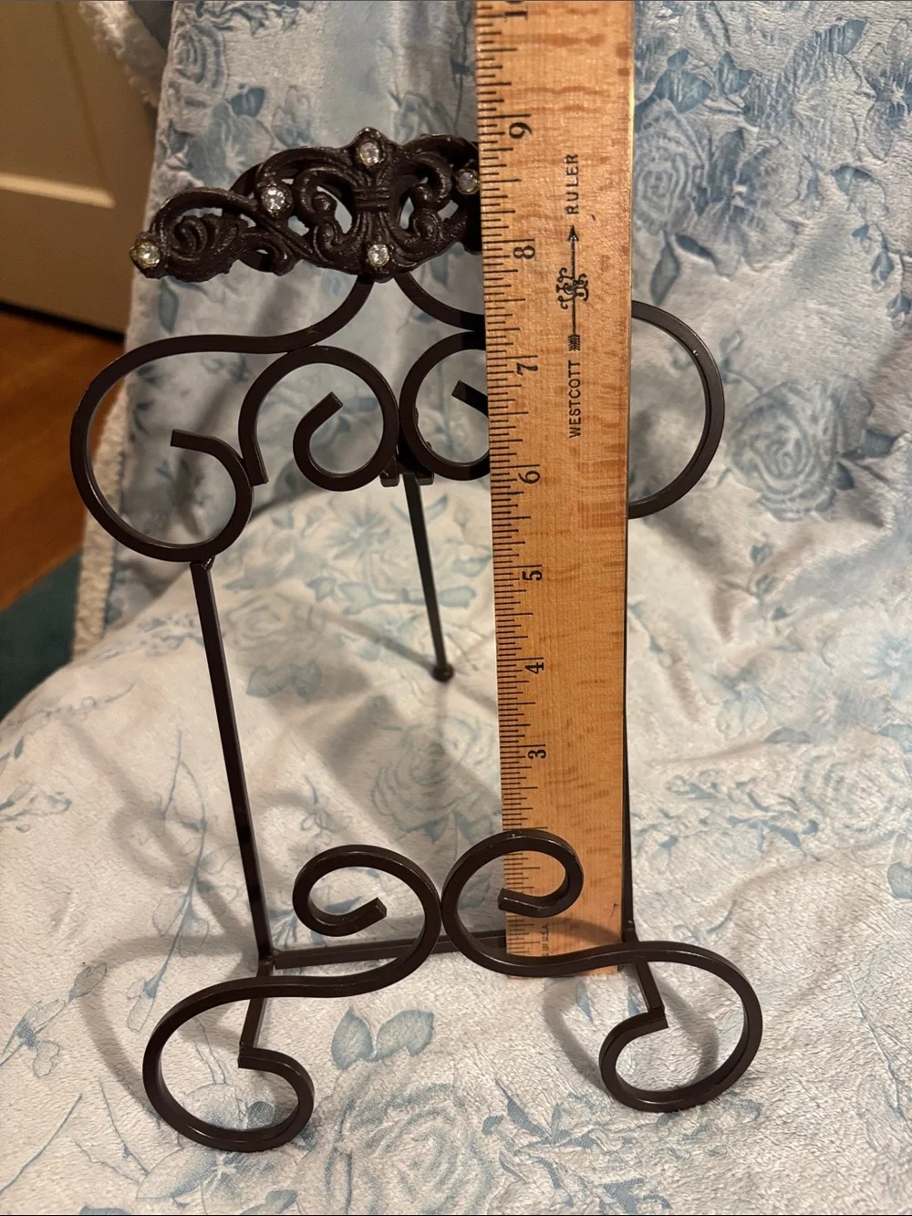 Decorative Metal Scroll Easel in Dark Brown